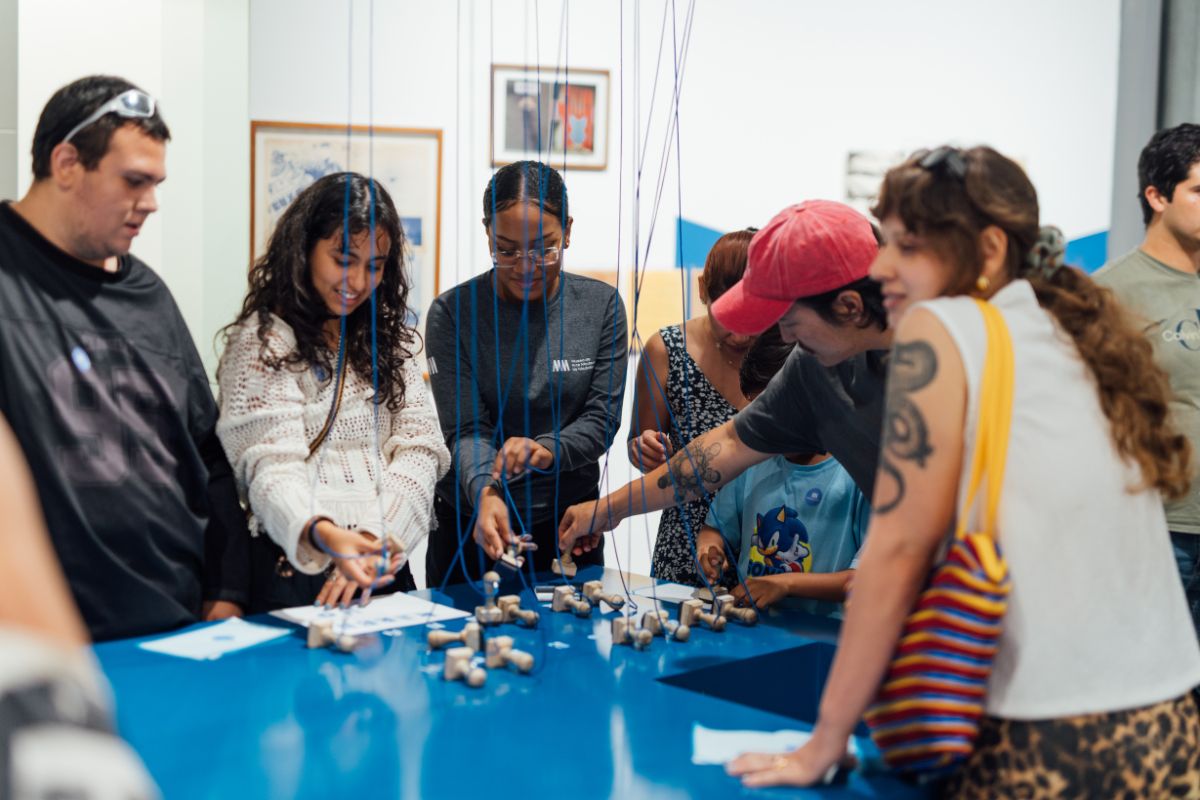 Fotografía de visitantes en la exposición Señal abierta. Lenguajes del arte actual