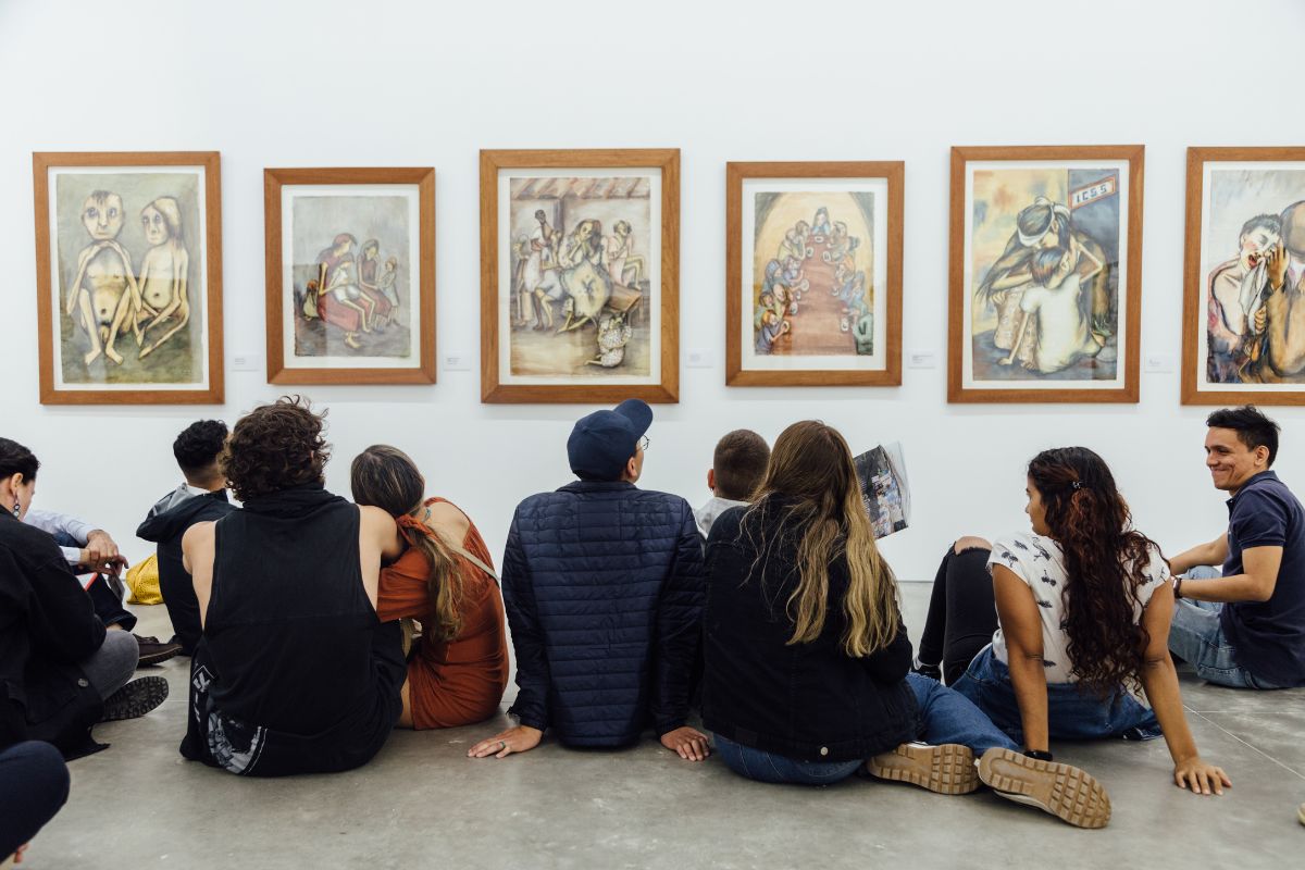 Fotografía de visitantes en la exposición Débora Arango y la denuncia social, 1940-1958