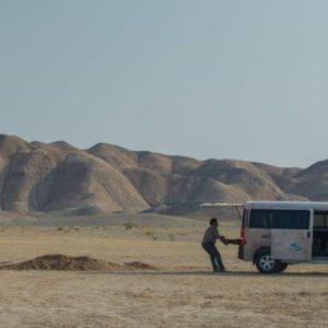 Furgoneta y una persona en el desierto