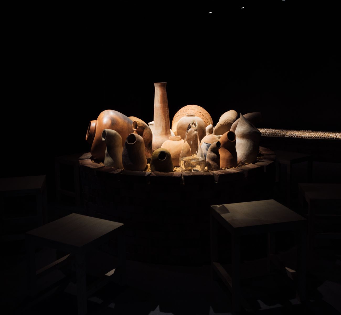 Fotografía en sala de la exposición El susurro del barro