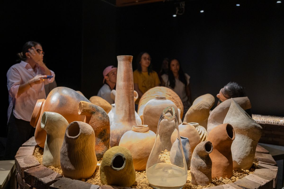 Fotografía en sala de la exposición El susurro del barro