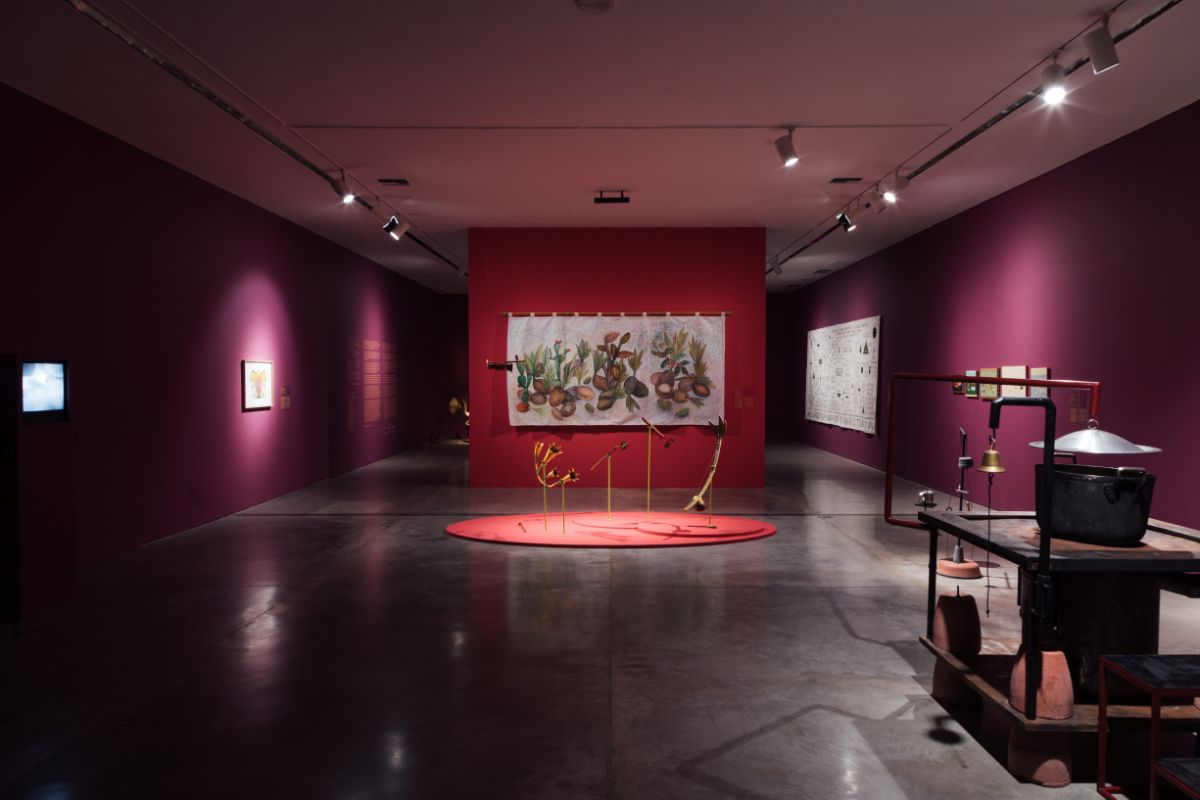 Fotografía en sala de la exposición La luz, el fuego y la ceniza