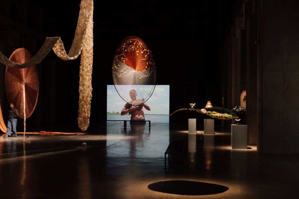 Fotografía en exposición Nos habitan pájaros y montañas