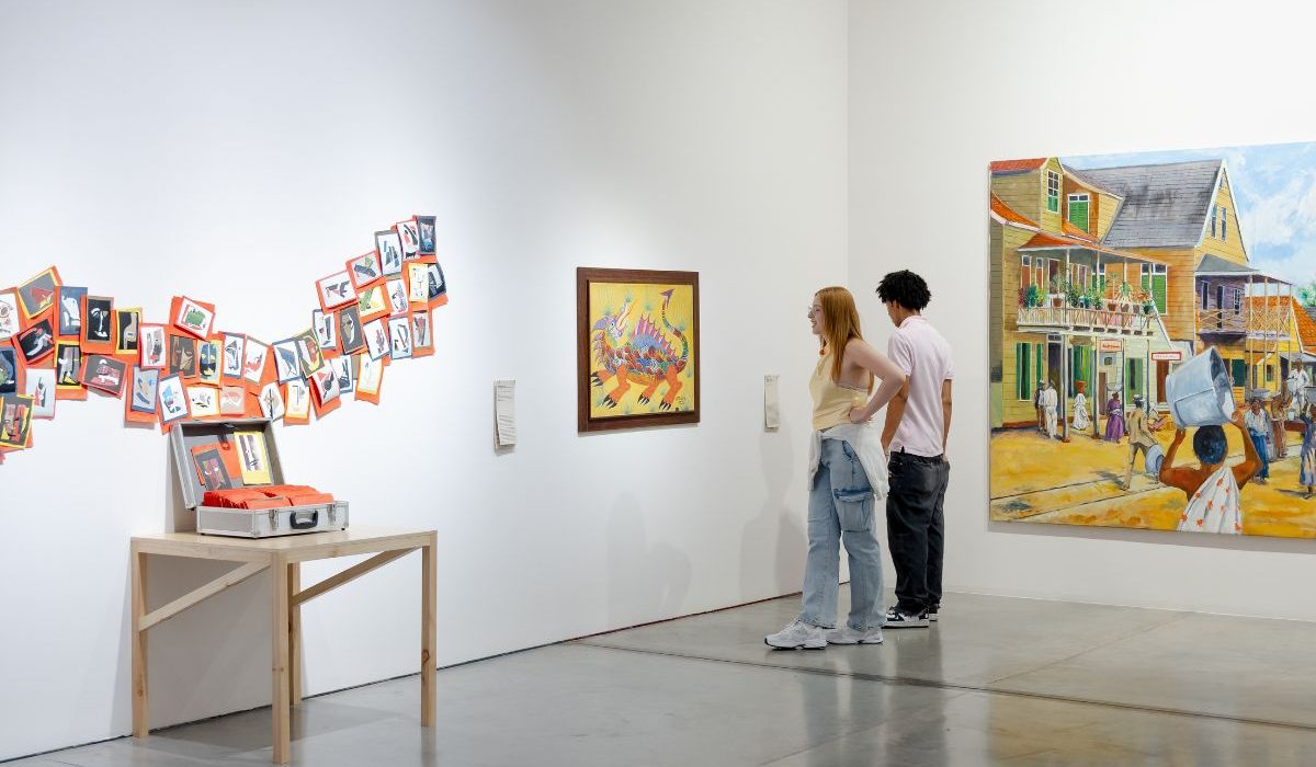 Fotografía de visitantes en sala de Bubuia