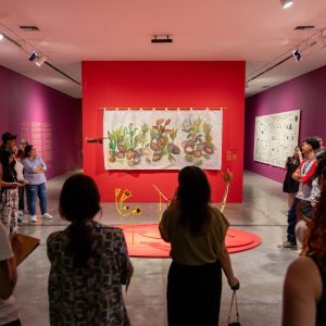 Fotografía en recorrido por la exposición La luz, el fuego y la ceniza