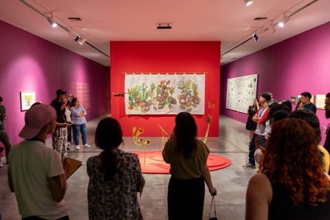 Fotografía en recorrido por la exposición La luz, el fuego y la ceniza