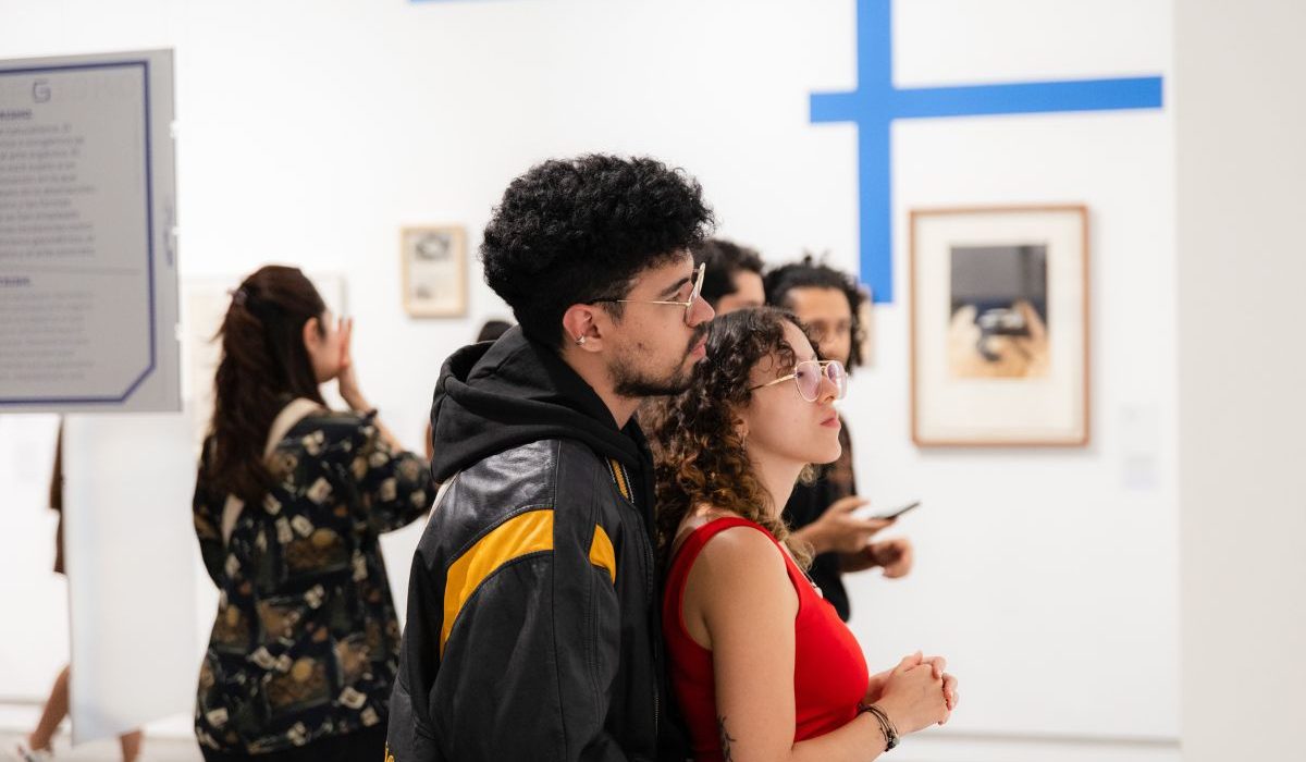 Fotografía de visitantes en la exposición Señal abierta. Lenguajes del arte actual