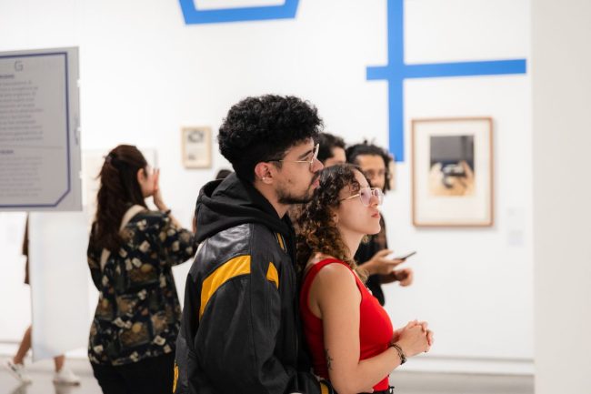 Fotografía de visitantes en la exposición Señal abierta. Lenguajes del arte actual