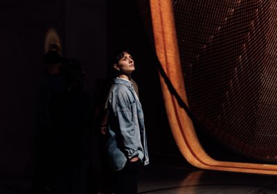 Visitante en la exposición Nos habitan pájaros y montañas