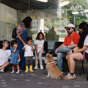 Fotografía de la Hora del Cuento con mascotas