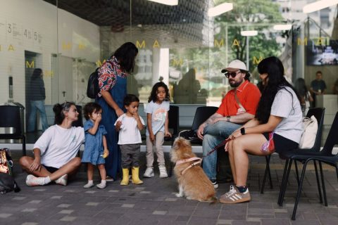 Fotografía de la Hora del Cuento con mascotas