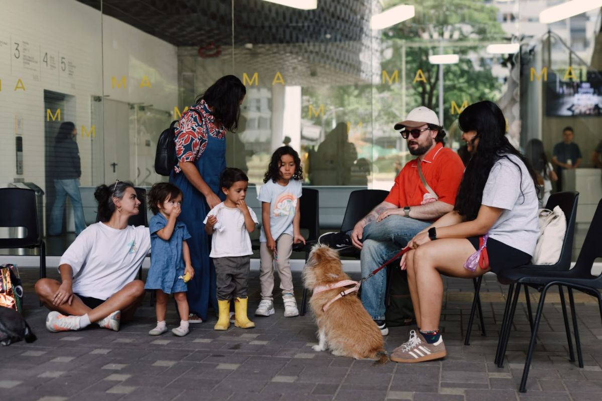 Fotografía de la Hora del Cuento con mascotas
