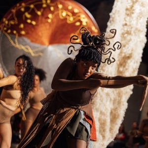 Fotografía del performance Cicatrices de Luz Lizarazo