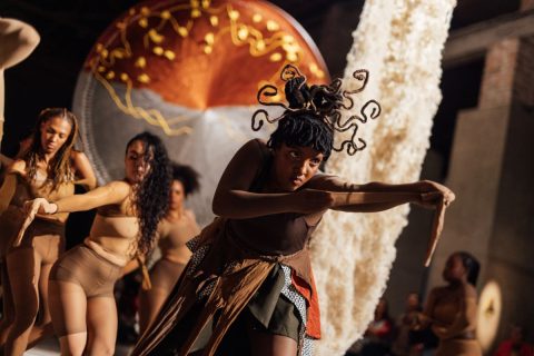 Fotografía del performance Cicatrices de Luz Lizarazo