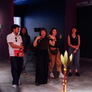 Fotografía de recorrido comentado por La luz, el fuego y la ceniza