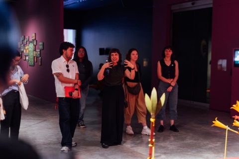 Fotografía de recorrido comentado por La luz, el fuego y la ceniza