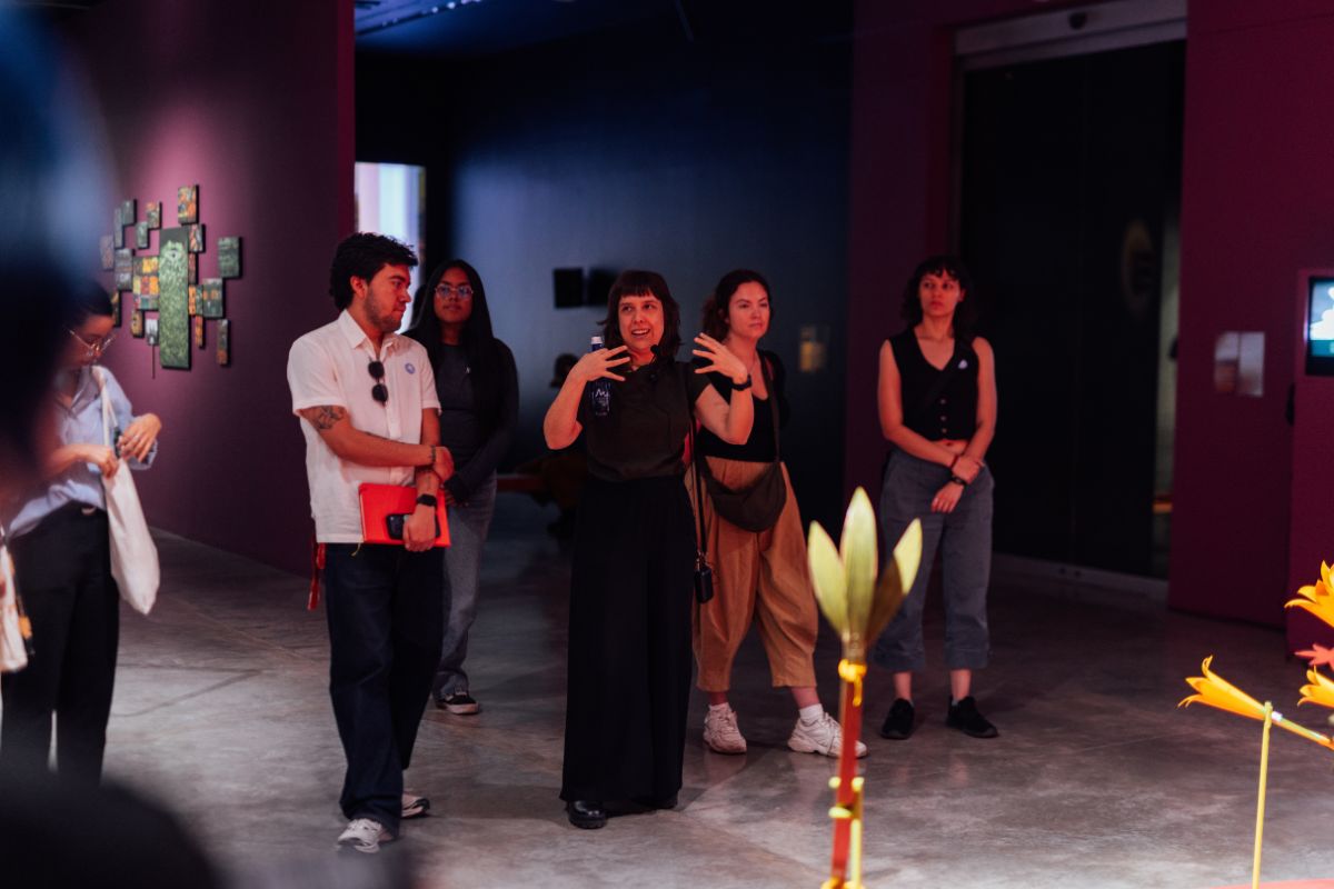 Fotografía de recorrido comentado por La luz, el fuego y la ceniza