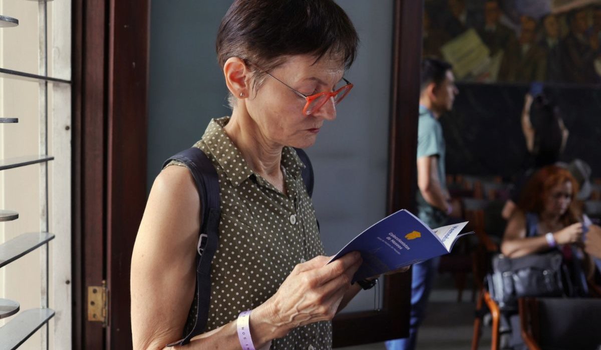 Fotografía de persona leyendo el pasaporte cultural