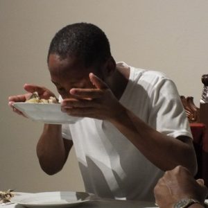 Foto del performance Enseñando a comer sancocho de pescado con coco
