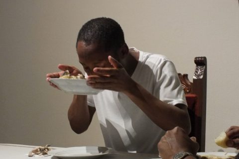 Foto del performance Enseñando a comer sancocho de pescado con coco