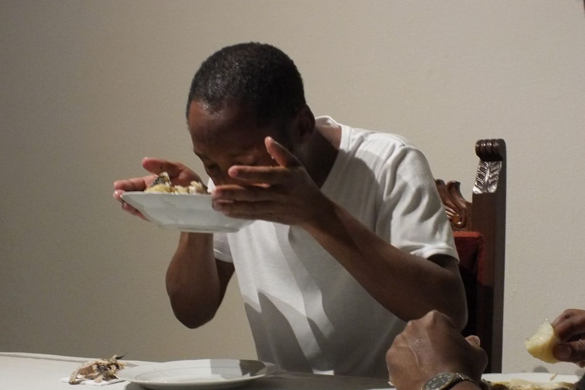 Foto del performance Enseñando a comer sancocho de pescado con coco