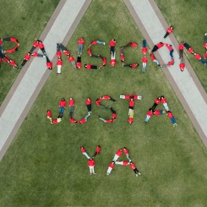 Foto de la geocoreografía de Carolina Caycedo 'Transición justa ya'