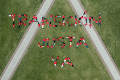 Foto de la geocoreografía de Carolina Caycedo 'Transición justa ya'