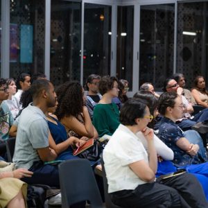 Fotografía de conversatorio en el Museo