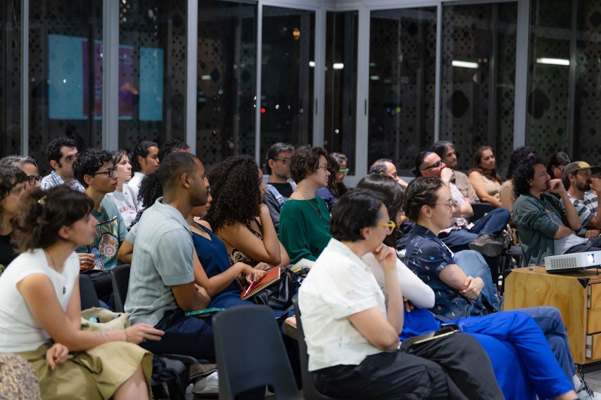 Fotografía de conversatorio en el Museo