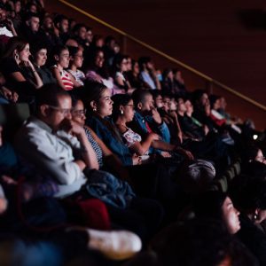 Fotografía de personas viendo una película en el Teatro MAMM
