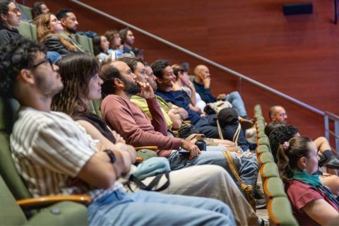 Foto de conferencia en el Teatro MAMM