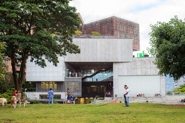 Fotografía de la fachada del Museo de Arte Moderno de Medellín
