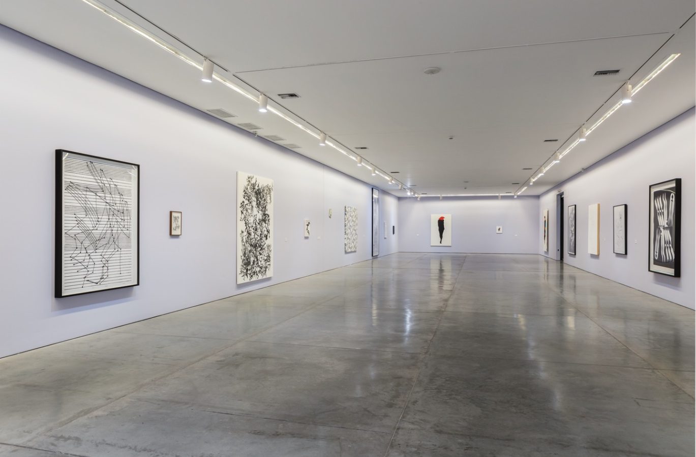 Exposición Herramientas de trabajo cuadros en pared Carlos Amorales