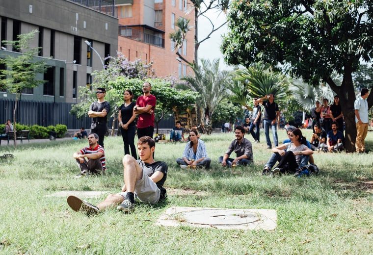 Foto del público en espacio al aire libre del parque lineal del MAMM en Ciudad del Río