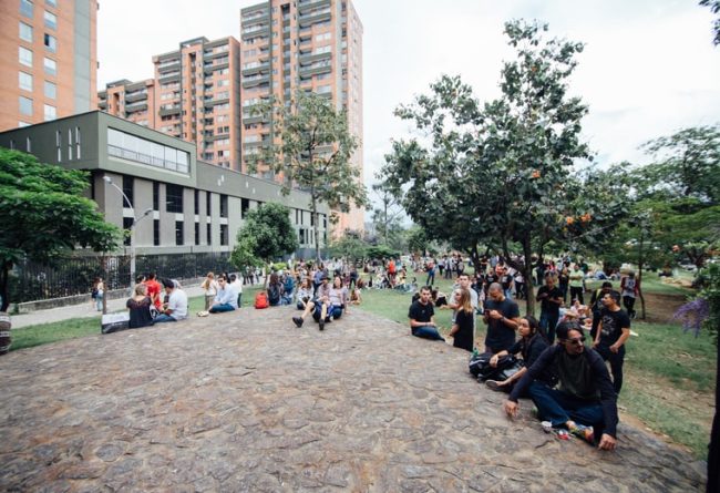 Foto del público reunido en el parque lineal del MAMM en Ciudad del Río