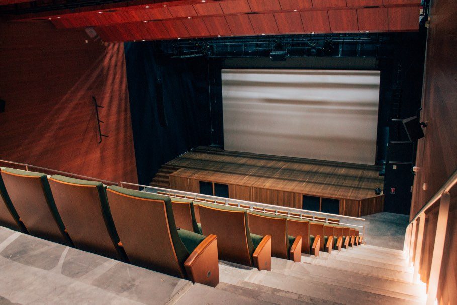 Foto del espacio y escenario del teatro del MAMM