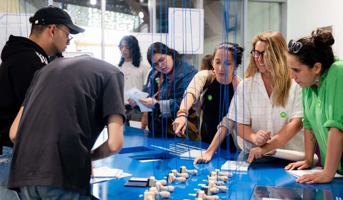 Fotografía de visitantes en la exposición Señal abierta