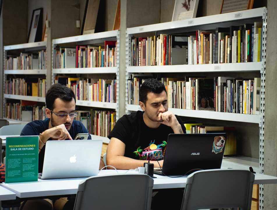 Foto de usuarios estudiando y trabajando en la Sala de Estudio del MAMM