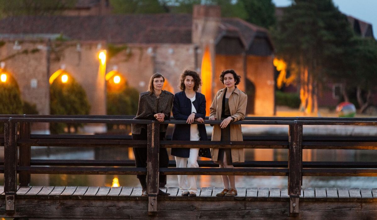 Artistas Lina Lapelytė, Rugilė Barzdžiukait, Vaiva Grainytė. Foto: Andrej Vasilenko. Cortesía de las artistas.