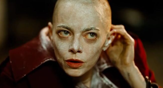 Fotograma de la película Bugonia