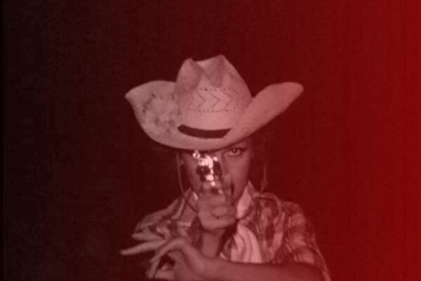 Fotograma de la película Bajo las banderas, el sol