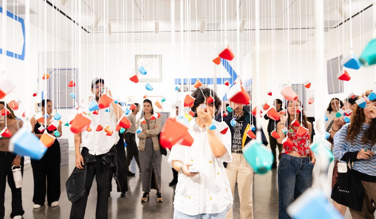 Fotografía de visitante en la exposición Señal abierta. Lenguajes del arte actual