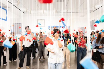 Fotografía de visitante en la exposición Señal abierta. Lenguajes del arte actual