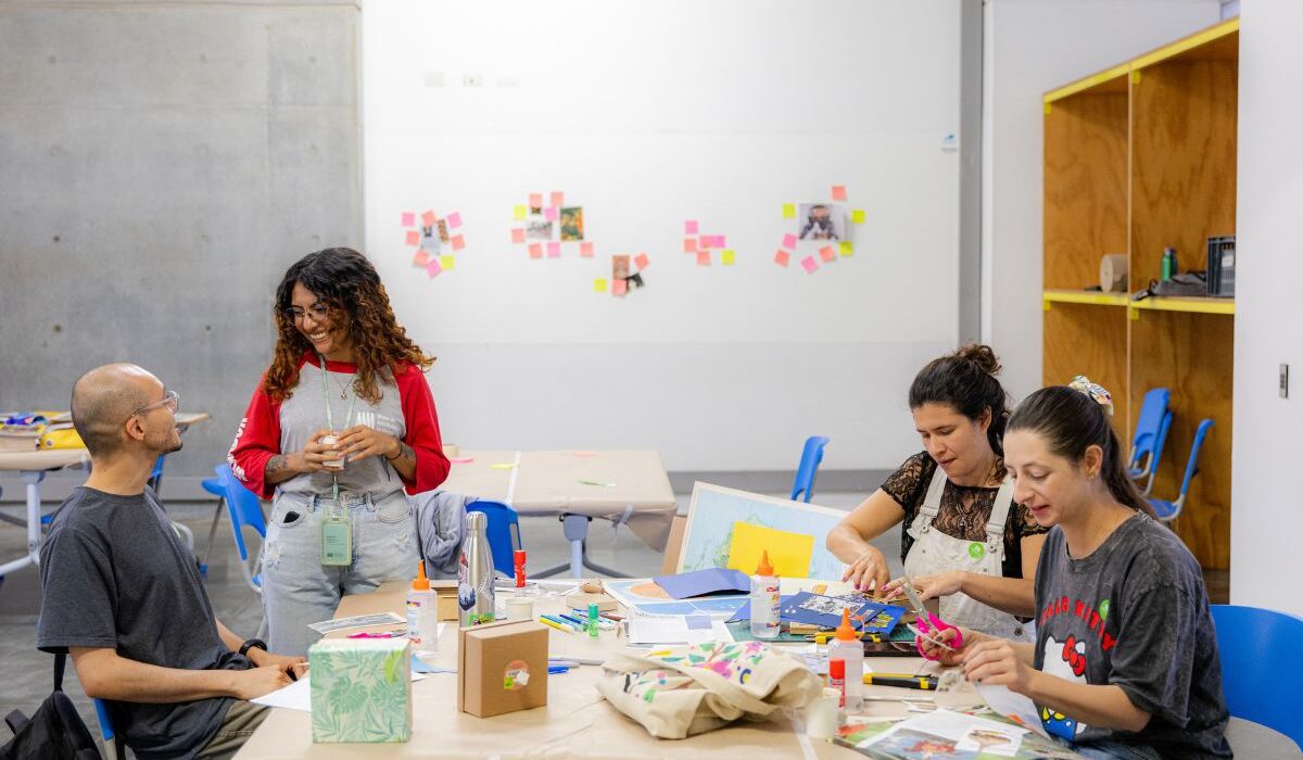 Fotografía de un taller con mediadores