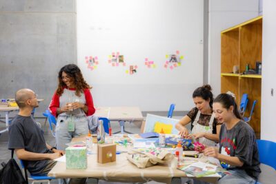 Fotografía de un taller con mediadores