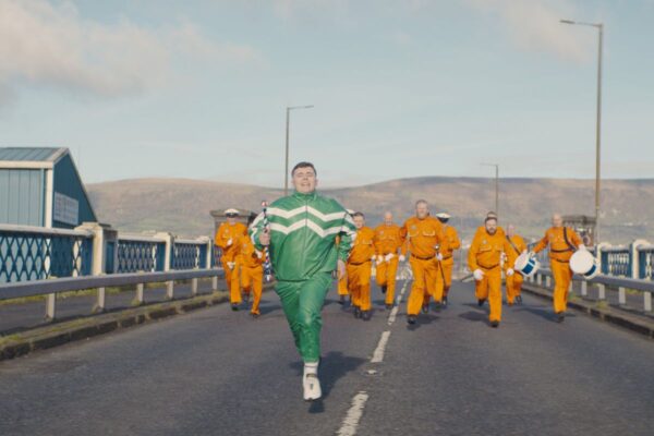 Fotograma de la película Kneecap