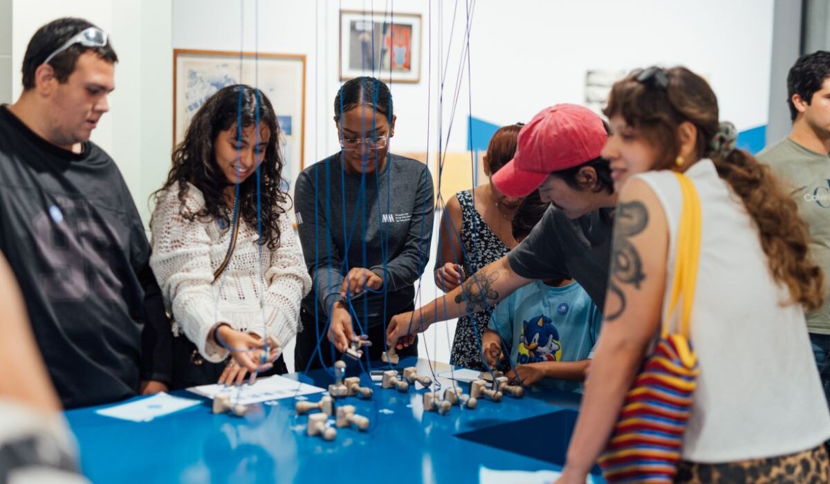 Fotografía de visitantes en la exposición Señal abierta. Lenguajes del arte actual
