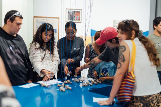 Fotografía de visitantes en la exposición Señal abierta. Lenguajes del arte actual