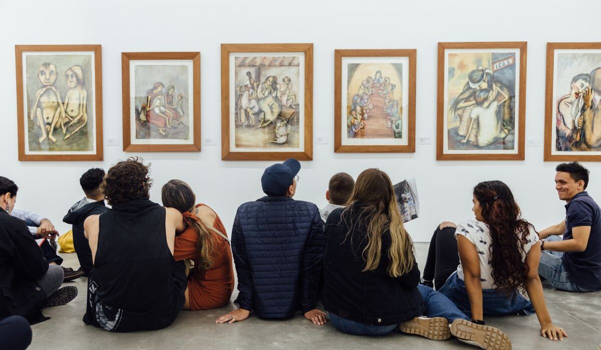 Fotografía de visitantes en la exposición Débora Arango y la denuncia social, 1940-1958