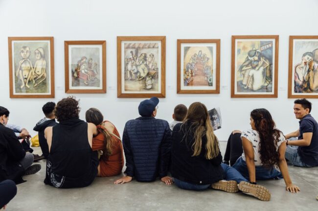 Fotografía de visitantes en la exposición Débora Arango y la denuncia social, 1940-1958